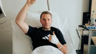 Pésimo cierre de año: Manuel Neuer fue operado tras fracturarse la tibia y el peroné esquiando
