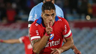 Luis Suárez marcó un golazo de volea en el Estadio Centenario