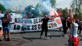 La Garra Blanca anunció el fin de los “hotelazos”, pero exigió “arengazos” en el Monumental