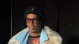 Ronaldinho llamó la atención de todos al desfilar en la semana de la moda en París