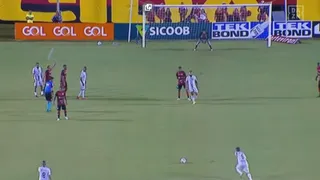 ¡Le pegó como Roberto Carlos! El sorprendente zurdazo de tiro libre en Brasil