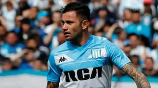 La U está a la espera: Se complicó la continuidad de Eugenio Mena en Racing