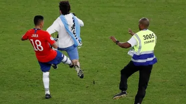 Nahitan Nández y la zancadilla de Jara a hincha uruguayo: Son cosas que pasan en un partido así