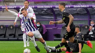 Fabián Orellana presenció en cancha una nueva derrota de Valladolid a manos de Alavés