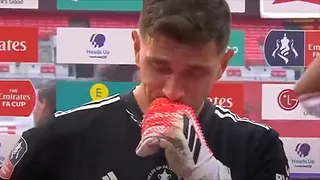 Arquero argentino Emiliano Martínez terminó entre lágrimas tras título de Arsenal