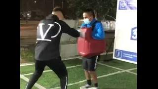 Leonardo Gil exhibió sus mejores golpes en una práctica de boxeo