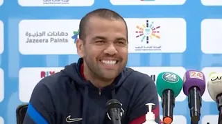 La divertida reacción de Dani Alves tras corte de luz en plena conferencia de prensa