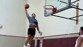 Sammis Reyes, el primer chileno en la NFL, se lució con tremenda clavada en su entrenamiento