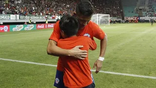 El doloroso “porrazo” que sufrió pequeño que invadió la cancha para compartir con Alexis