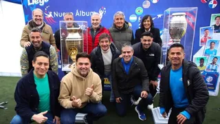 “La tengo, no la tengo”. Exjugadores de la Roja estuvieron en la ‘Cambiatón’ de láminas del álbum de Copa América