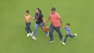 La imagen que recorrió el mundo: Una familia huyendo de la pelea en la cancha de Querétaro