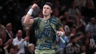 Holger Rune concretó su gran semana en París-Bercy con triunfo ante Djokovic