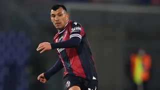Gary Medel tuvo un fuerte encontrón con un compañero en entrenamiento de Bologna