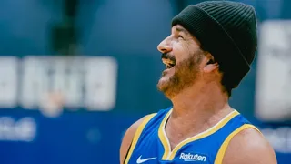 Arjona se lució jugando baloncesto en cancha de entrenamento de Golden State Warriors