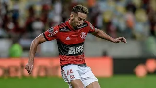 Mauricio Isla ganó el duelo de chilenos a Eduardo Vargas en el Brasileirao