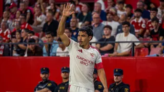 Suazo volvió a ser capitán en dura derrota de Sevilla contra Atlético de Madrid
