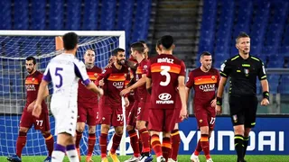 Erick Pulgar vio acción en derrota de Fiorentina ante Roma en la Serie A