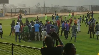 [VIDEOS] ¡Escándalo! Una multitud de hinchas invadió la cancha para agredir a los árbitros