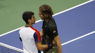 “Saque y Red”: El golpe de Carlos Alcaraz al eliminar a Stefanos Tsitsipas en el US Open