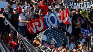 Pesadilla en Vitacura: Barristas de Colo Colo asaltan con armas a hinchas de Boca