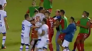 Entrenador comenzó gran pelea en un partido del fútbol brasileño