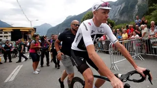 Froome se enojó con la organización del Tour luego de ser empujado por un aficionado