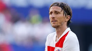Luka Modric recibió bastante conmovido el premio a mejor del partido entre Croacia e Italia