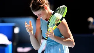 Jennifer Brady se recuperó a tiempo ante Jessica Pegula y avanzó a semifinales