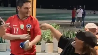 Hincha de la Roja le enseñó una curiosa forma de beber cerveza a “Negro” Piñera en Brasil