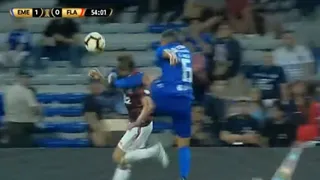 La criminal patada en el rostro de un defensor de Emelec sobre Rafinha de Flamengo