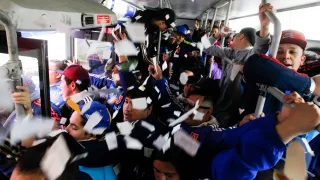 Más de 40 eran menores de edad: Detuvieron a 76 hinchas de la U por secuestrar una micro
