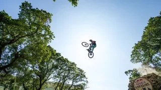 Las impactantes imágenes de Red Bull Hardline, una de las competencias más extremas del mundo