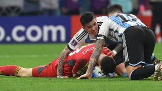 “Dibu” Martínez se convirtió en el héroe de Argentina con extraordinaria tapada en los descuentos