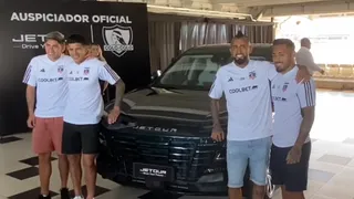 Arturo Vidal llegó manejando en presentación de nuevo auspiciador de Colo Colo
