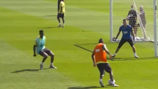 Con túnel al arquero: Arturo Vidal exhibió su eficacia goleadora en práctica de Barcelona