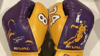 Roy Jones utilizó guantes en honor a Kobe Bryant en su combate frente a Mike Tyson