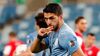 Luis Suárez apareció en el área de la Roja y colocó el empate para Uruguay en Copa América