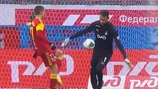 Lo amonestaron por pasarse de listo: Delantero obstruyó saque del arquero y anotó un gol