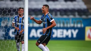 Gremio derrotó a Bahía con César Pinares en cancha y se metió en la lucha por el Brasileirao