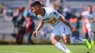 El buen gol de cabeza que marcó Felipe Mora con Pumas en México