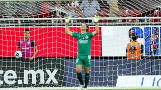 El espectacular gol de arco a arco que marcó el portero de Chivas en la liga mexicana