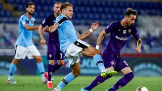 Lazio se mantuvo a la caza de Juventus en la Serie A tras remontar ante Fiorentina de Pulgar