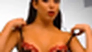 Conductora de TV se quitó la ropa para relatar la eliminación de Chile