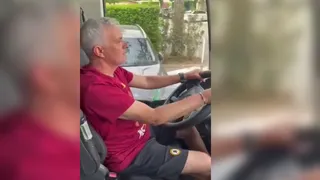 ¡Las hace todas! José Mourinho se tomó el asiento de chofer en el bus de la Roma