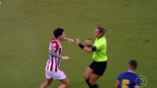 ¡Reprochable! Jugador trató de agredir a árbitra tras ser expulsado en el fútbol brasileño