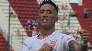 Lucas Barrios anotó su primer gol en Huracán durante el triunfo sobre Rosario Central