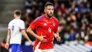 Mientras Colo Colo intenta fichar a Mauricio Isla, Independiente se aburrió y amenazó al chileno