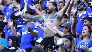 El momento que unió en un cántico contra Piñera a las barras de Colo Colo y la U