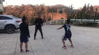 ¡Que no caiga! Humberto “Chupete” Suazo mostró el talento de sus hijas con divertido juego