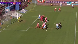 Piero Maza obstruyó jugada de la UC y amonestó a Zampedri por sus reclamos